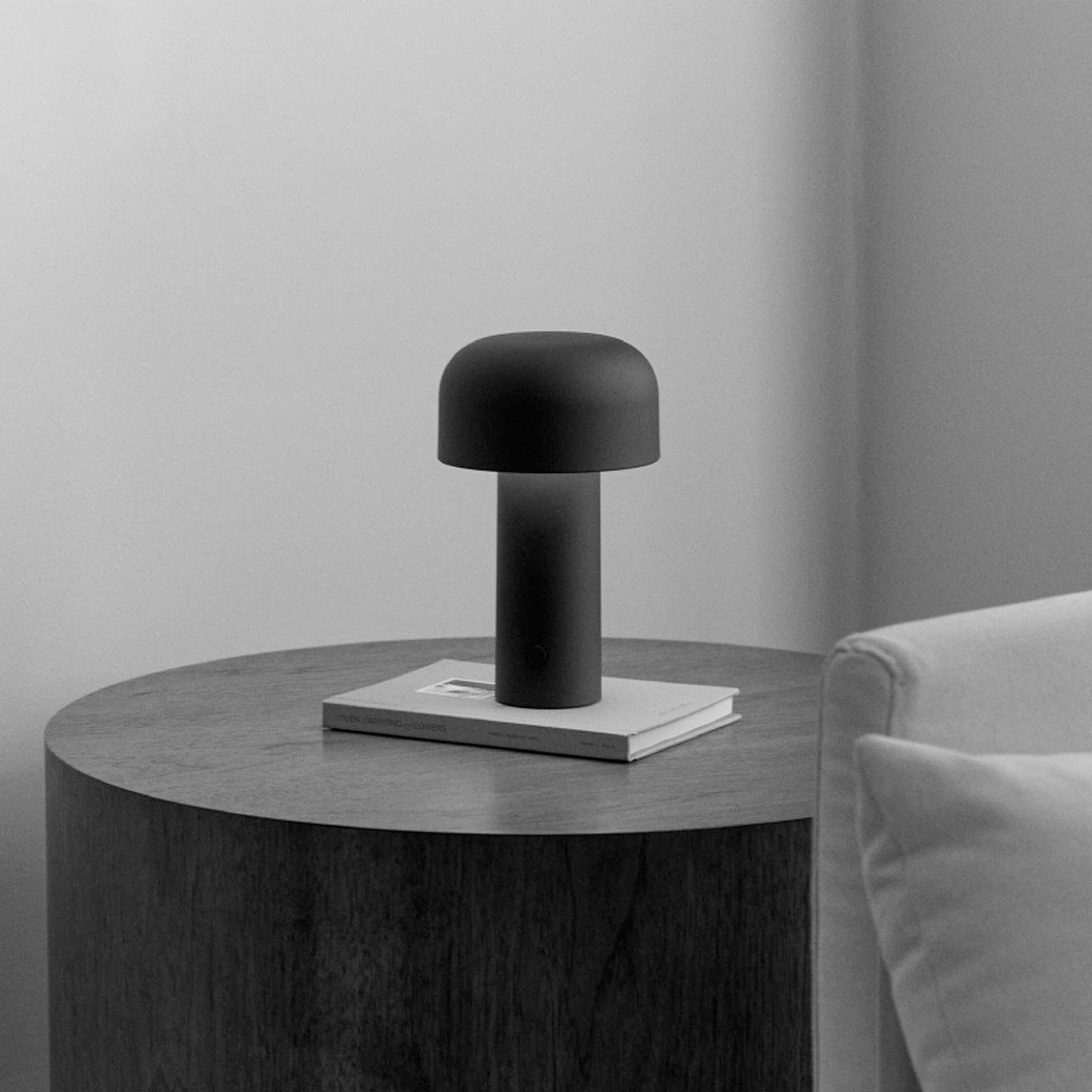 Bellhop-Table_preto-1.jpg